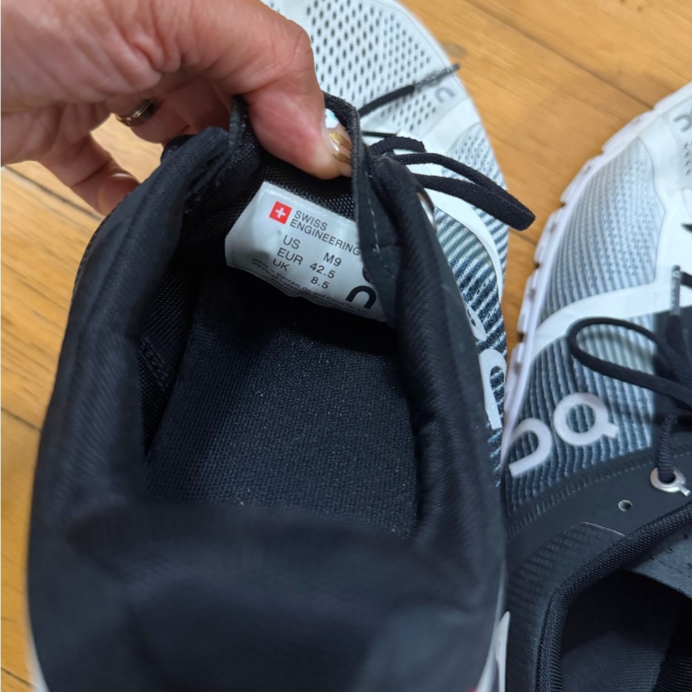 On Running Men's Black/White Shoes 9 Men GUC - Picture 6 of 6